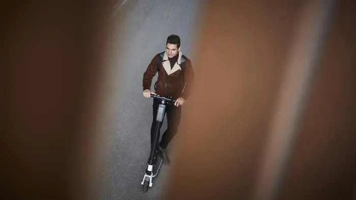 Person åker elspark